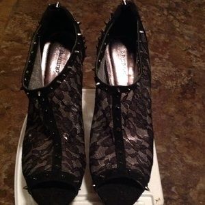 4" Lace, Studded wedge *NEVER WORN*