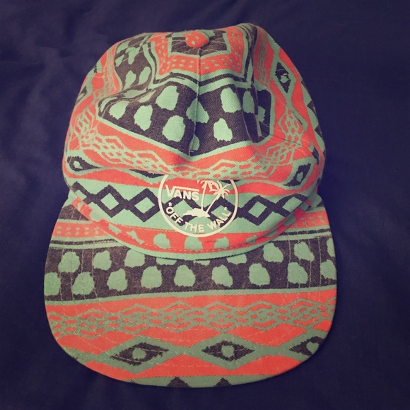 VANS tribal "off the wall" snap back. 🌀