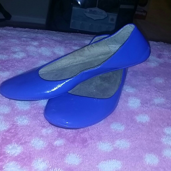 Shiny blue wide flats