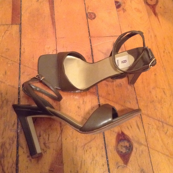 🌞Green Strap Heels🌞 - Picture 3 of 4