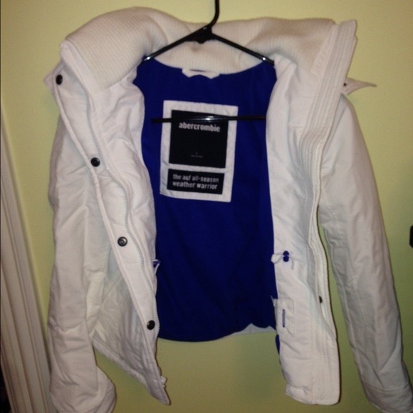 A&F Kids All Season Weather Warrior Girls LARGE