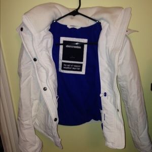 A&F Kids All Season Weather Warrior Girls LARGE