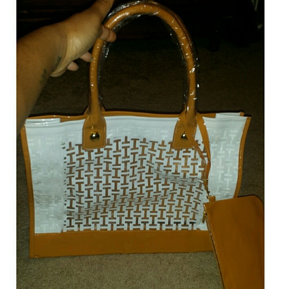 🎉🎉SOLD🎉🎉 ION white and carmel plastic tote bag