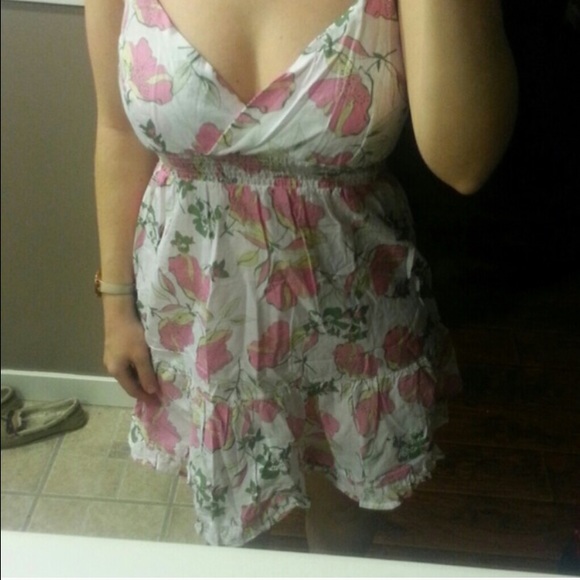Cute Flowery Dress - Picture 3 of 3