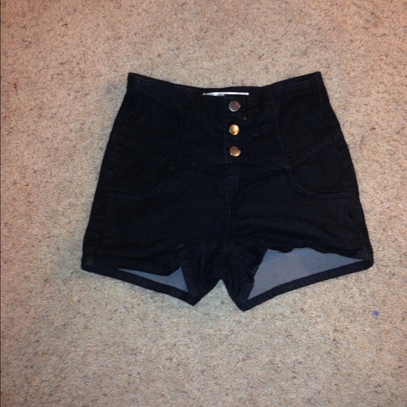 black highwasted shorts