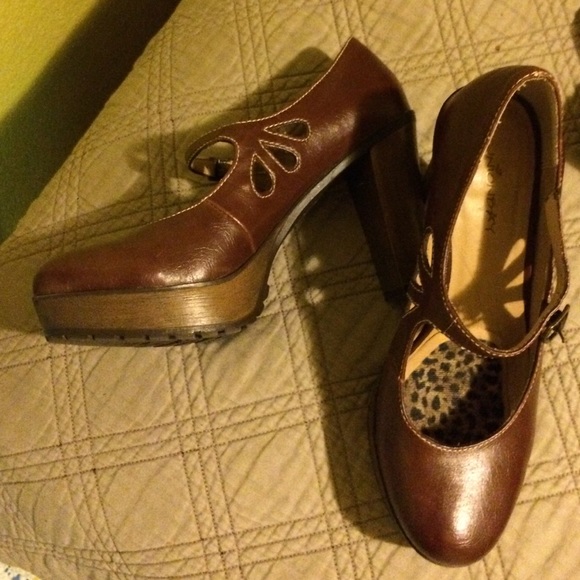 Brown heels they are in great condition never used - Picture 2 of 3