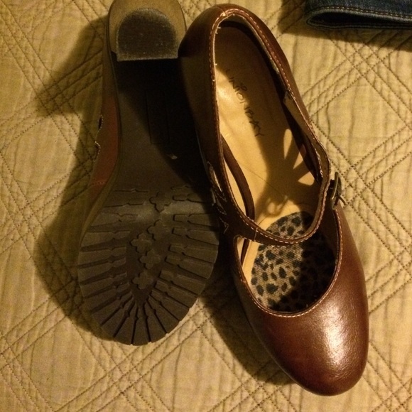 Brown heels they are in great condition never used - Picture 3 of 3