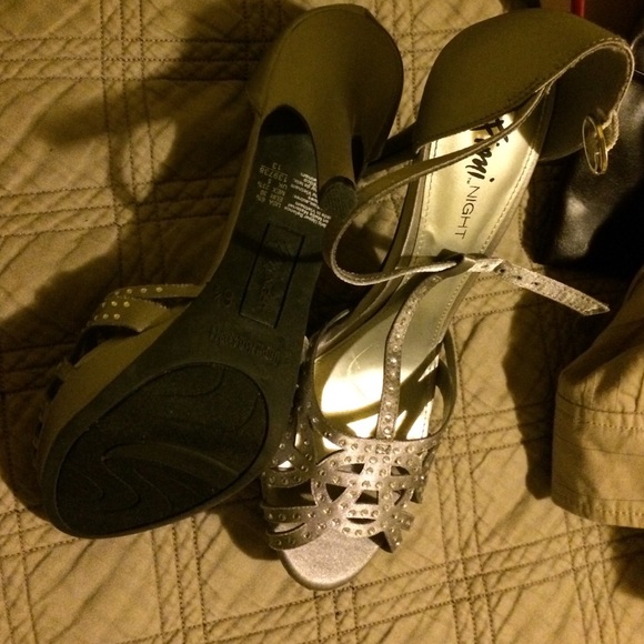 Silver heels - Picture 2 of 3