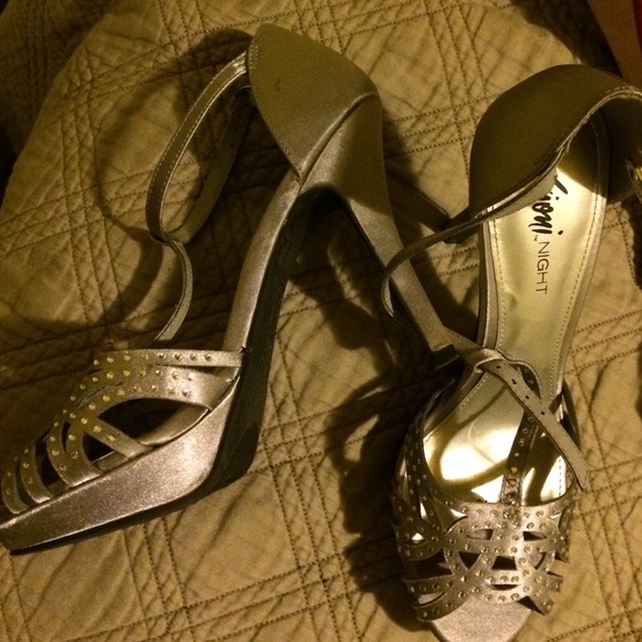 Silver heels - Picture 3 of 3