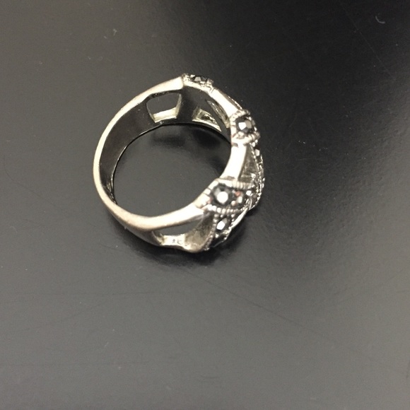 Lia Sophia ring - Picture 3 of 3