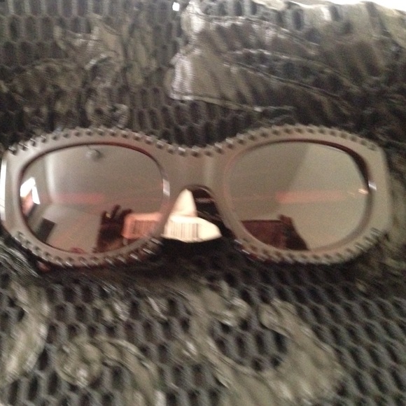 Burberry - Picture 2 of 3