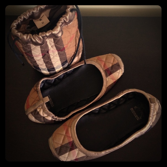 Burberry slippers and pouch
