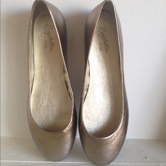 Gorgeous Never Worn Gold Seychelles Flats