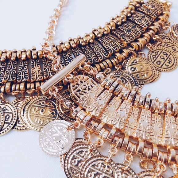 Sold 🎊PM Editor Pick🎊 gold coin necklace - Picture 3 of 4