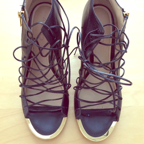 Strappy sandals with gold front