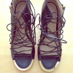 Strappy sandals with gold front