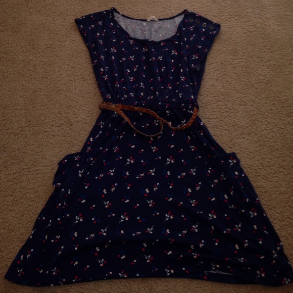 Dark blue dress with belt and pockets.