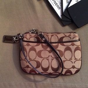 Gorgeous Authentic Coach Wristlet w/ Front Pocket
