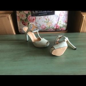 Line green heels brand new