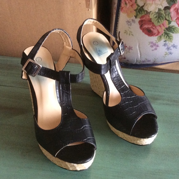 Black cork sandals