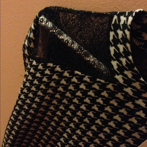 Black and white dress with lace on the shoulders. - Picture 2 of 3