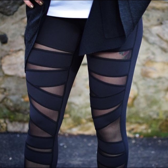 LULULEMON BLACK HIGH TIMES TECH MESH 7/8 PANT 6 SM - Picture 3 of 4