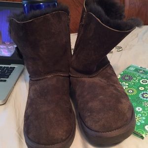 CHOCOLATE UGGS WITH BUTTON