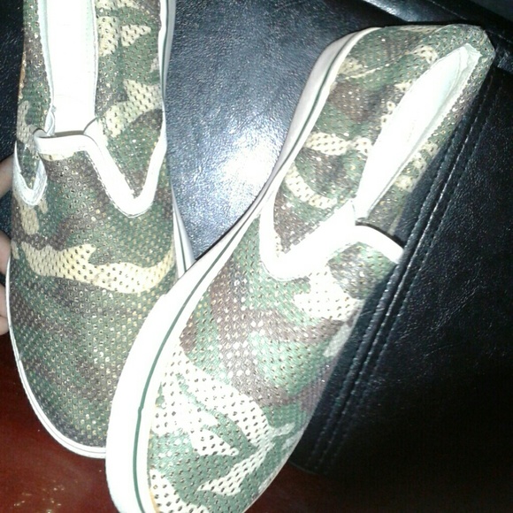 Guess flats