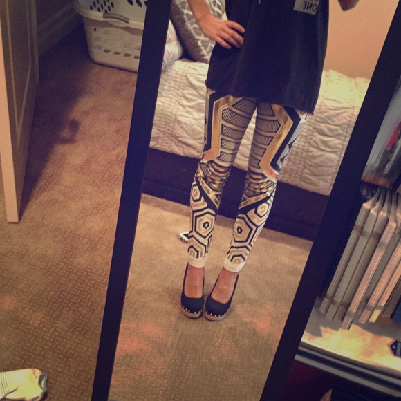 NWOT Black & Gold Aztec Leggings