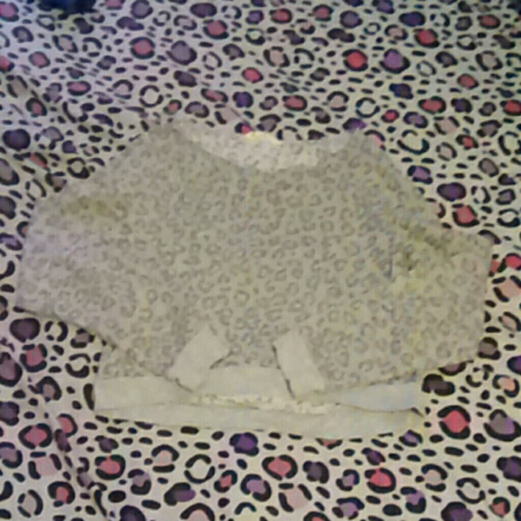 Long sleeve gray cheetah print crop top