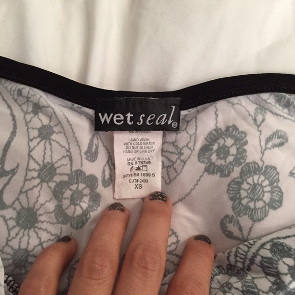 5/$25 bundle Wet Seal sexy top - Picture 3 of 4