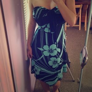 Really cute strapless blue floral dress ! 💙