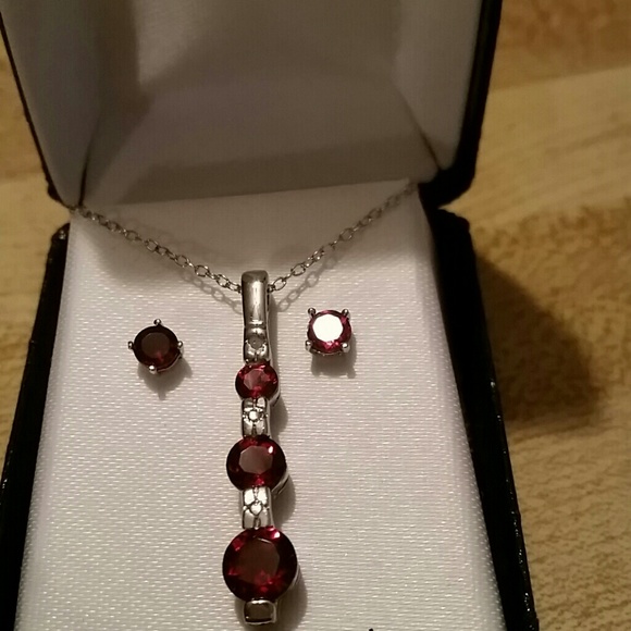 Garnet earring and pendant set.