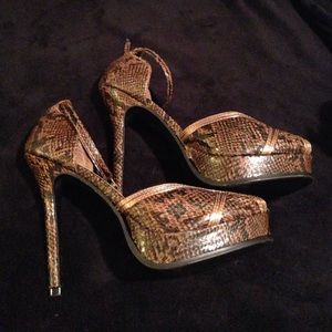 Brown and black snake skin look heel👠.