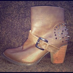 Studded heel bootie JC alike