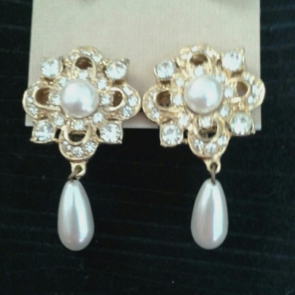 Vintage  Clip Goldtone Earrings - Picture 1 of 2