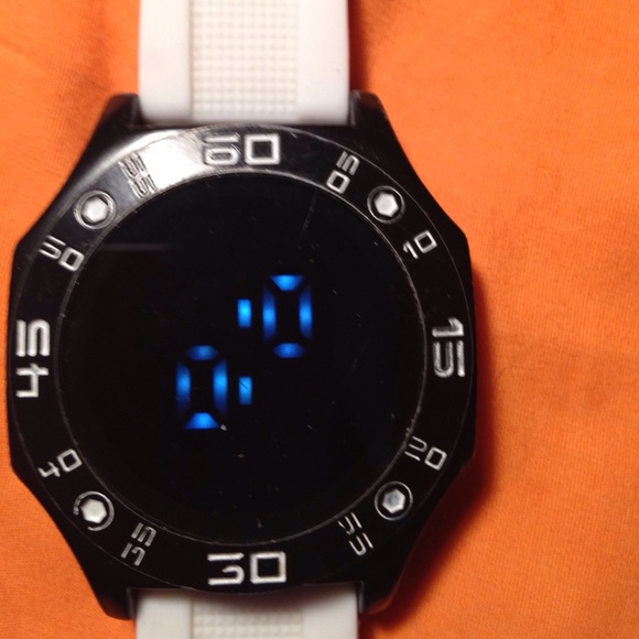 Touch screen watch - Picture 3 of 3
