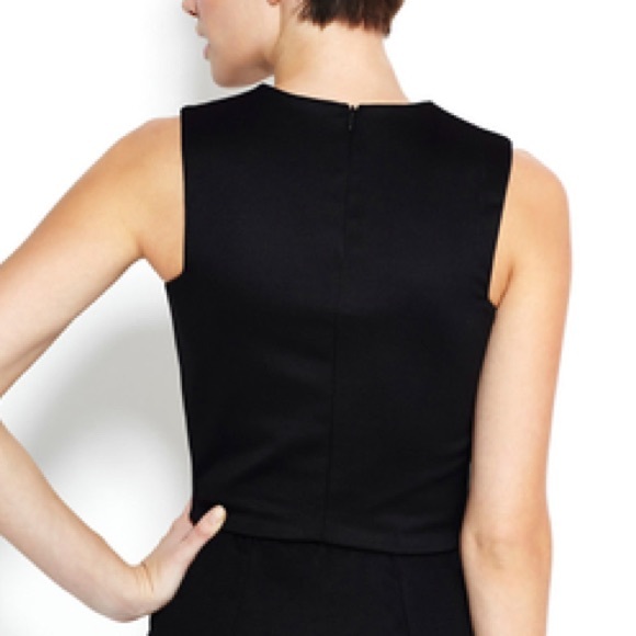 Casual couture Sleeveless v-neck crop top - Picture 3 of 3