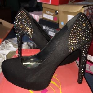 💥SOLD 💥Black pumps with bedazzled heel