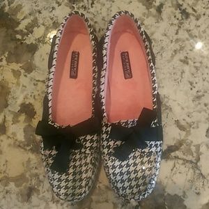 Sperry black and white flats. Never worn. Size 8M.