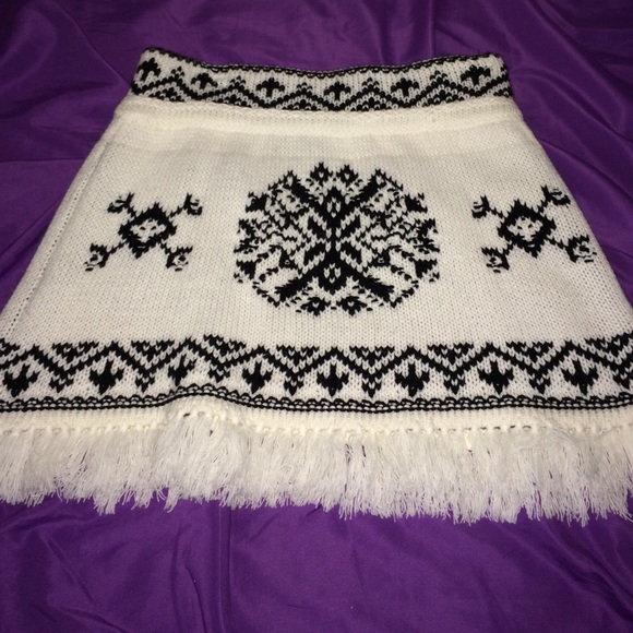 Jessica Simpson knit fringe skirt