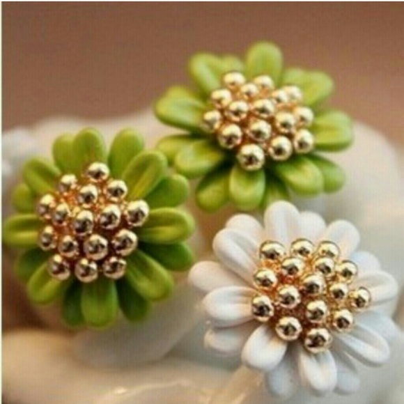 Daisy Flowers Stud Earrings- choose color - Picture 1 of 2
