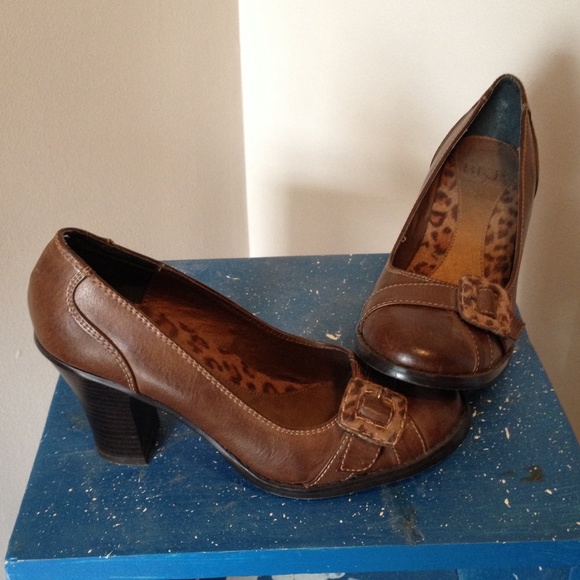 Brown heels never worn