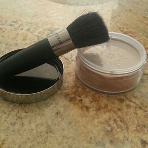 Mary Kay  Mineral Powder with brush