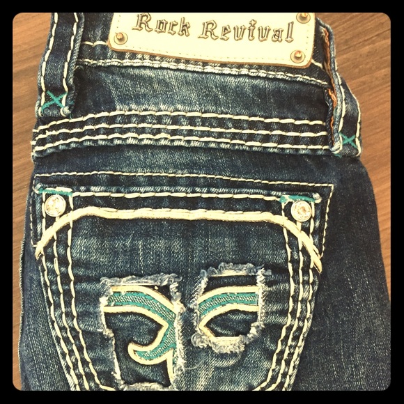 🎀Like new size 25 Rock Revivals🎉