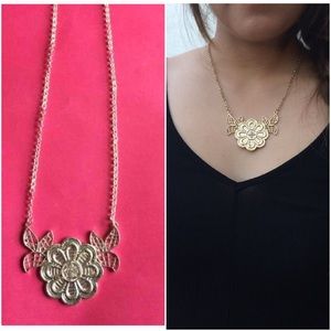 NWT! Silver filagree floral necklace