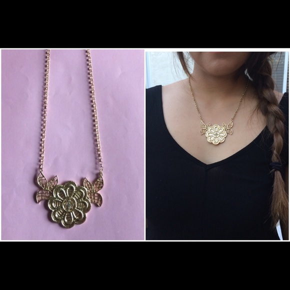 NWT! Gold filagree floral necklace