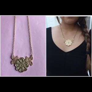 NWT! Gold filagree floral necklace