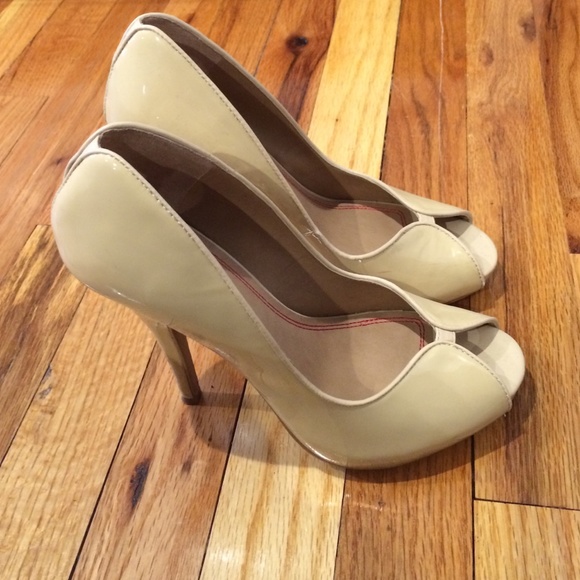 Nude patent leather pumps