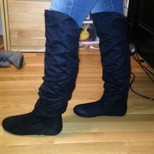 Bundleeee 💝💝 boots and sweater